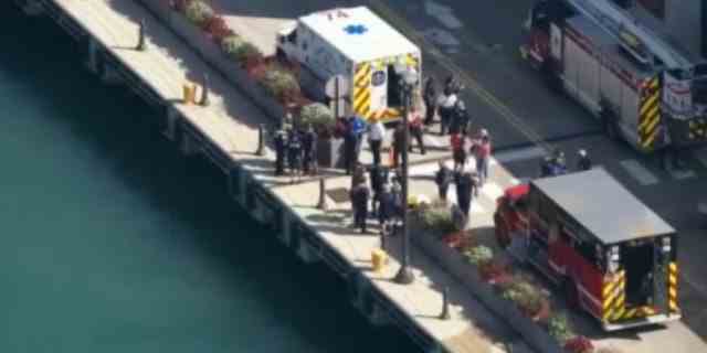 Ersthelfer stehen am Navy Pier in Chicago, nachdem ein 3-Jähriger angeblich von seiner Tante in den Lake Michigan geschoben wurde.