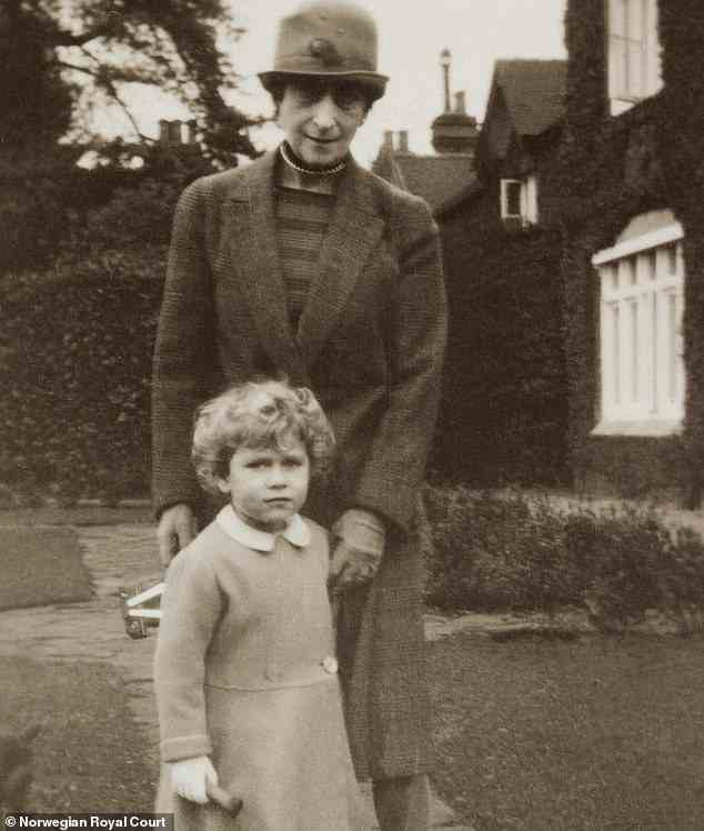 Rückblick: Dieser Schnappschuss von 1929 zeigt die junge Elizabeth, die mit ihrer Großtante, Königin Maud von Norwegen, für ein Foto posiert
