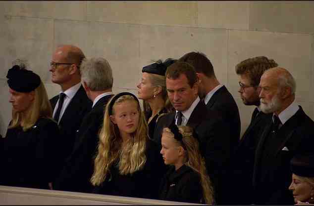 Der älteste Enkel der Königin lächelte beruhigend mit seiner 11-jährigen Tochter, als das Paar gestern Abend an einer Mahnwache für Ihre Majestät in der Westminster Hall teilnahm