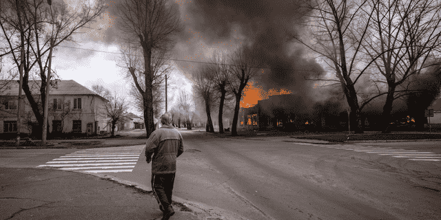 Ein Mann geht nach Beschuss durch eine Straße in Sewerodonezk in der Ostukraine 