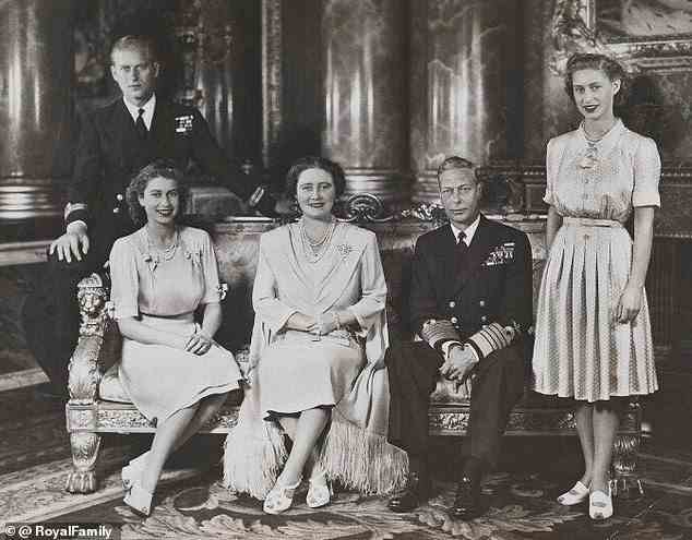 Die verstorbene Königin hier mit ihrem Ehemann Prinz Philip, den Eltern König George V und Königin Elizabeth, der Königinmutter, und ihrer Schwester Prinzessin Margaret