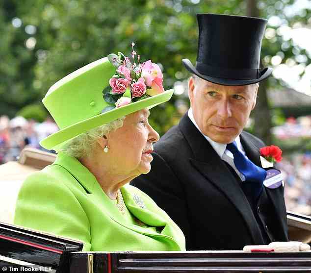 Lord Snowdon, 60, der Sohn von Prinzessin Margaret und Antony Armstrong-Jones, wird heute am Trauerzug für seine Tante teilnehmen.  Im Bild mit der Queen in Royal Ascot im Jahr 2018