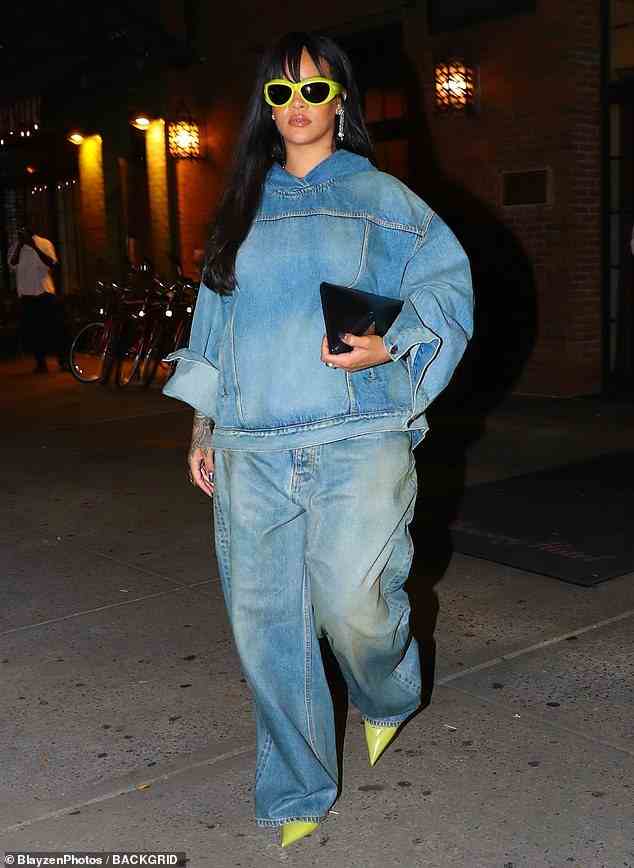 Rockin': Rihanna, 34, rockte einen Denim-Look, als sie am frühen Sonntag in New York in einem übergroßen Denim-Pullover-Hoodie von Balenciaga und Baggie-Jeans einen späten Abend mit Freunden genoss