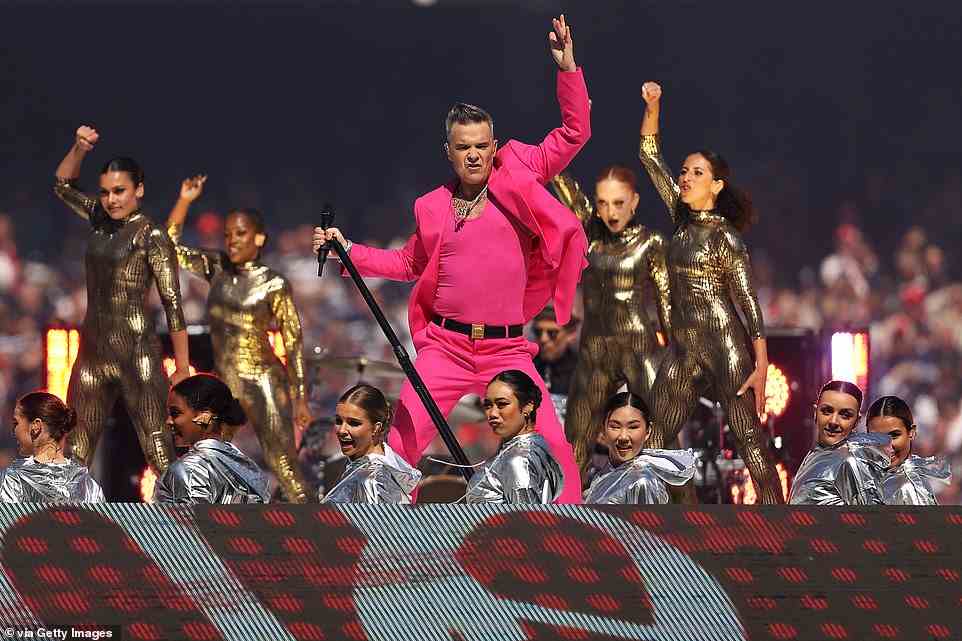 Robbie Williams hat das AFL Grand Final am Samstag mit einer elektrisierenden Leistung vor dem Spiel auf dem Melbourne Cricket Ground spannend gestartet