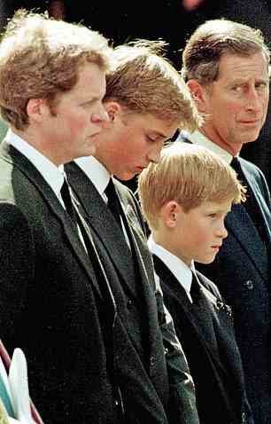 Prinz William mit seinem Onkel Earl Spencer, Bruder Prinz Harry und Vater Prinz Charles bei der Beerdigung von Prinzessin Diana im Jahr 1997