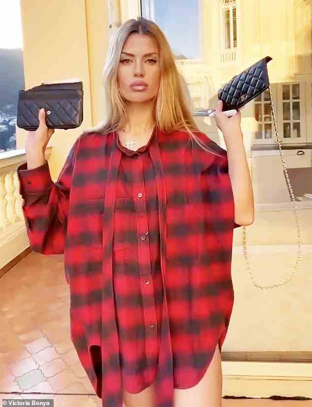 Das in Monaco lebende Model Victoria Bonya, 42, mit 9 Millionen Anhängern, führte die Anti-Chanel-Kampagne wohlhabender Kreml-Unterstützerinnen an, indem sie im April ihre Tasche zerschnitt