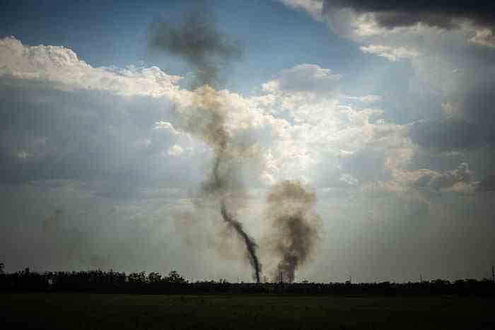 Schwarzer Rauch steigt am 30. August an der Front in der südlichen ukrainischen Region Mykolajiw auf.