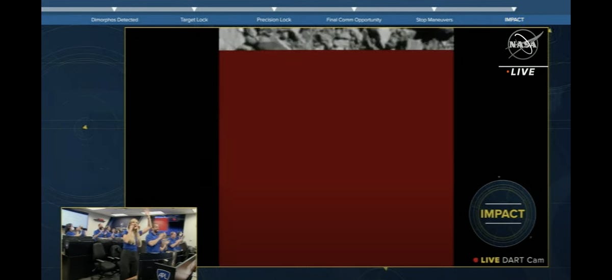 Ein Screenshot der DART-Liveübertragung der NASA.  Auf dem endgültigen Bild von DART ist nur ein Streifen der Oberfläche des Asteroiden zu sehen.  Der Rest des Bildschirms ist dunkelrot.