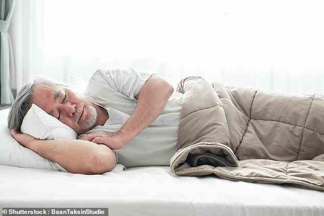 Forscher fanden heraus, dass ältere Menschen, die früher und länger als acht Stunden am Stück schlafen, mit 70 % höherer Wahrscheinlichkeit an Demenz erkranken als ihre Altersgenossen (Foto).