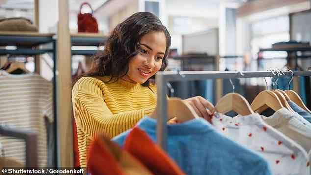 Forscher der Sheffield Hallam University fanden heraus, dass junge Briten zwar nachhaltige Kleidung wollen, sich aber 90 Prozent immer noch für Fast Fashion entscheiden (Archivbild)