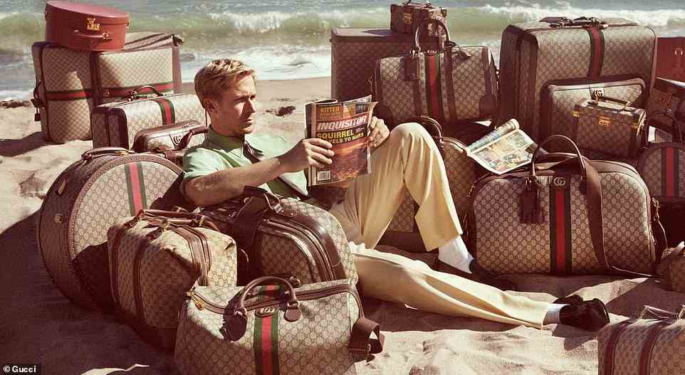 Ein anderes zeigt ihn, wie er sich im Sand zurücklehnt und eine Boulevardzeitung liest, während er von Stapeln von Koffern und Seesäcken aus der Sammlung umgeben ist