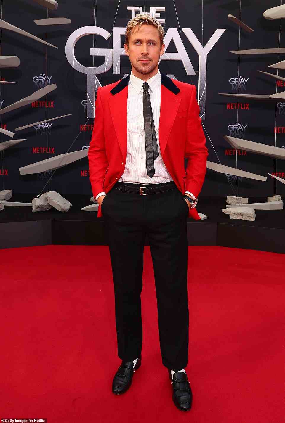 Gosling änderte seinen Look in Berlin, blieb aber bei Gucci, als er sich für eine knallrote Jacke, ein weißes Button-Down-Hemd, eine schwarze Hose und eine Krawatte entschied