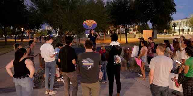 Demonstranten versammeln sich vor dem Kapitol, um am Freitag, den 23. September 2022, in Phoenix ihren Widerspruch mit einem Abtreibungsurteil zu äußern. 