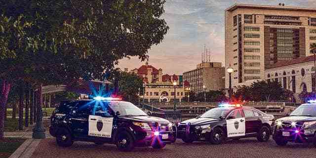 Drei Polizeifahrzeuge der Stockton Police Department.