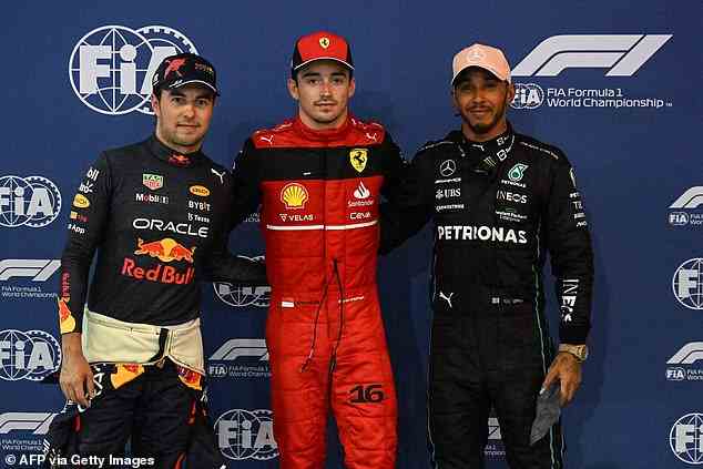 Hamilton (r) posiert mit der ersten Reihe Sergio Perez (l) und Charles Leclerc nach dem Qualifying