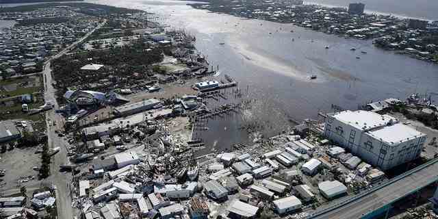 Beschädigte Boote liegen nach dem Hurrikan Ian in Ft.  Meyers, Florida.  Das emotionale Trauma des Aushaltens von Unwettern wie Hurrikans ist "wirklich, wirklich verheerend," sagte Dr. Nesheiwat.