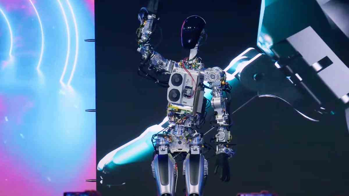 Ein Tesla Optimus-Roboter winkt mit einem Arm