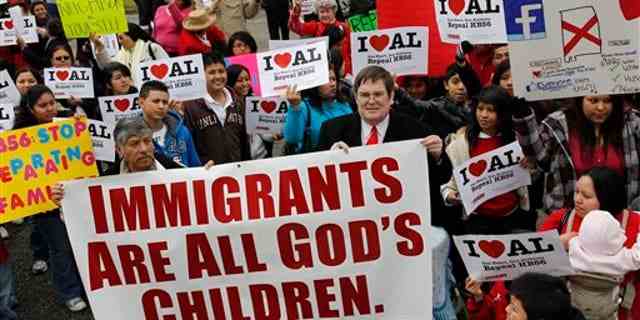 Gegner des Einwanderungsgesetzes von Alabama versammeln sich zu einer Kundgebung vor dem Statehouse in Montgomery, Alabama.