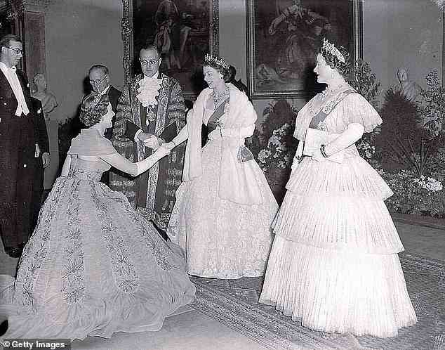 Raine traf 1956 Königin Elizabeth II. und die Königinmutter. Bei ihrer Geburt am 9. September 1929 war die damalige Raine McCorquodale die Tochter von Barbara Cartland, weder aristokratisch noch sagenhaft reich