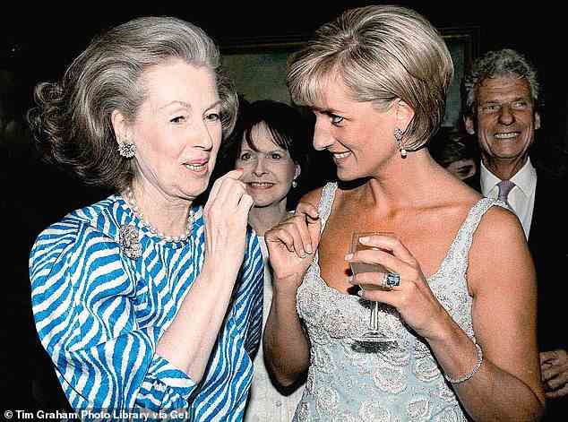 Raine mit Diana, Prinzessin von Wales, im Jahr 1997. Es war Dianas und Dodis Vater Mohamed Al Fayed zu verdanken, dass Raine in ihrer letzten und vielleicht glücklichsten Rolle als Vorstandsvorsitzende und gelegentlich als Verkäuferin bei Harrods angestellt wurde