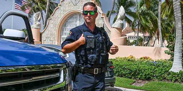 Lokale Polizeibeamte werden am 9. August 2022 vor dem Haus des ehemaligen Präsidenten Donald Trump in Mar-A-Lago in Palm Beach, Florida, gesehen.
