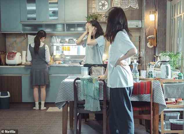 Die drei Schwestern Oh In-ju, Oh In-kyung und Oh In-kyung, dargestellt als „kleine Frauen“ in ihrer kleinen Küche, während sie ein Leben in Armut führen