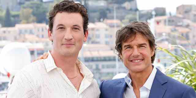 Miles Teller und Tom Cruise besuchen den Fototermin von "Top-Gun: Maverick" während der 75. jährlichen Filmfestspiele von Cannes im Palais des Festivals am 18. Mai 2022 in Cannes, Frankreich. 