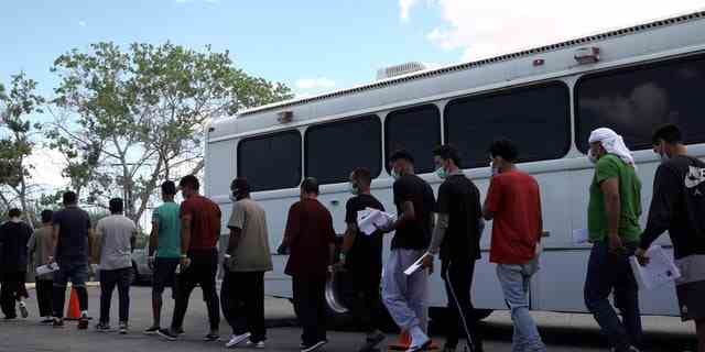 Ein Zoll- und Grenzschutzbus bringt am 22. September 2022 Dutzende von Migranten, hauptsächlich aus Venezuela, zum Migranten-Willkommenszentrum der Stadt El Paso.
