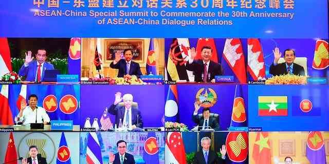 Dieses vom Büro des malaysischen Premierministers bereitgestellte Bild zeigt die ASEAN-Führer und den chinesischen Präsidenten Xi Jinping, oben, zweiter von rechts, auf dem Bildschirm während eines Online-Treffens des ASEAN-China-Sondergipfels in Kuala Lumpur, Malaysia, am Montag, den 22. November 2021. 