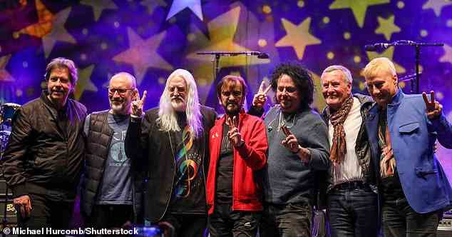 All Starr-Band: (LR) Warren Ham, Colin Hay, Edgar Winter, Ringo Starr, Steve Lukather, Hamish Stuart, Gregg Bissonnette (abgebildet im Mai)
