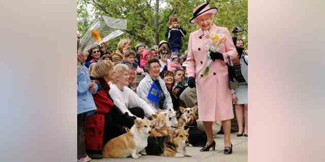 Königin Elizabeth II. wurde von lokalen Corgi-Enthusiasten begrüßt, als sie das Legislature Building während einer Reise nach Kanada im Jahr 2005 verließ. 