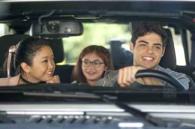 Lana Condor, Anna Cathcart und Noah Centineo sitzen lächelnd in einem Auto "An alle Jungs, die ich zuvor geliebt habe"