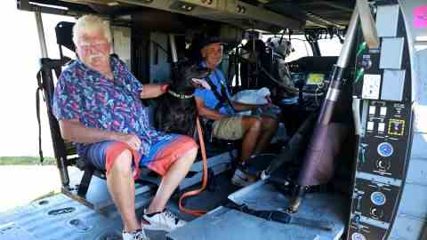 Ein Mann bereitet sich zusammen mit seinem Hund auf die Evakuierung in einem Hubschrauber der Nationalgarde der Florida Army in Pine Island, Florida, vor.