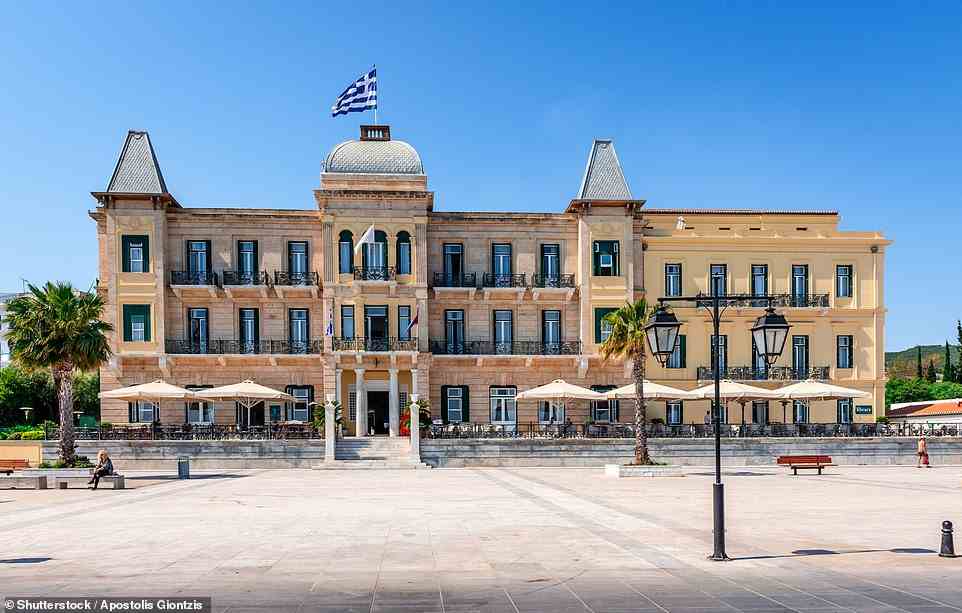 Spetses bleibt ein beliebter Zufluchtsort für modische Athener – wie schon 1914, als Sotirios Anargyros, inspiriert von den Grandes Dames der Cote d'Azur, das Poseidonion Grand Hotel (oben) als luxuriöses Jagdrevier baute