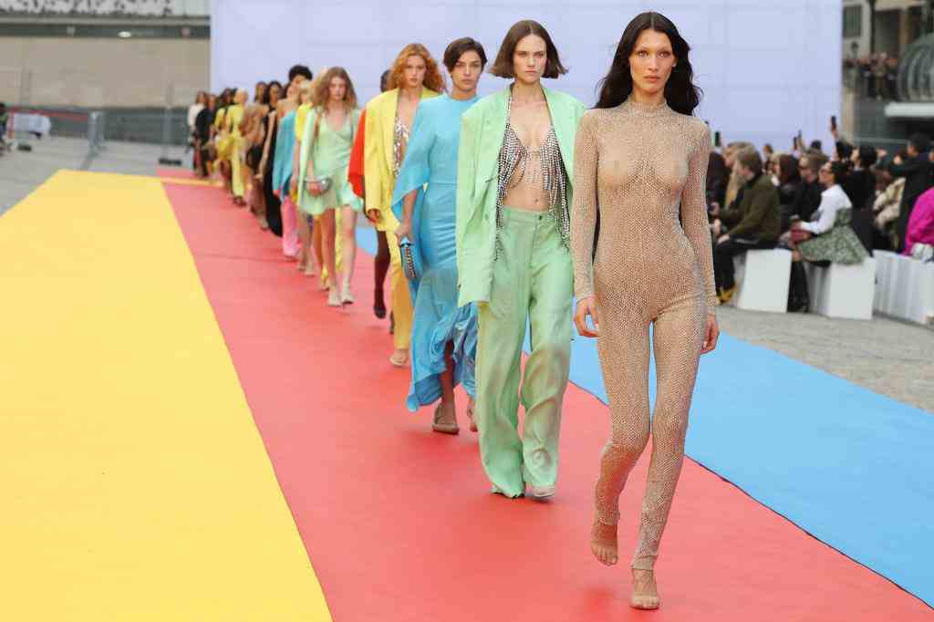 Stella McCartney : Runway - Paris Fashion Week - Damenmode Frühjahr/Sommer 2023