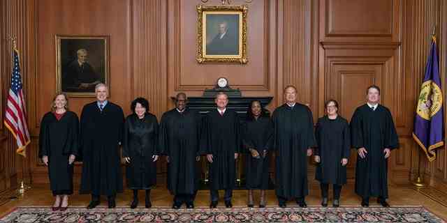 Richter Ketanji Brown Jackson wurde am 30. Juni 2022 als 104. assoziierter Richter des Obersten Gerichtshofs der Vereinigten Staaten vereidigt.