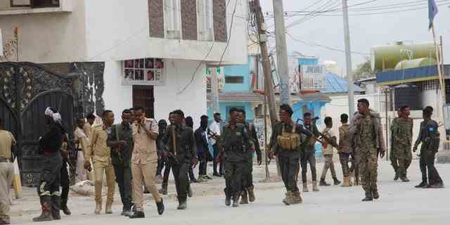 Ein Soldat patrouilliert vor dem Hayat Hotel in Mogadischu, Somalia, Samstag, 20. August 2022. 