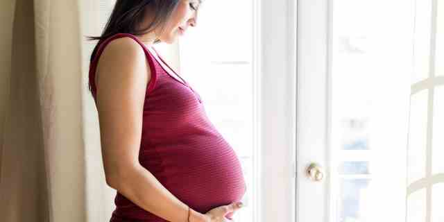 Wenn eine schwangere Mutter Schwangerschaftsdiabetes hat, reagiert die Bauchspeicheldrüse des Babys, indem sie arbeitet "im Laufe der Zeit" um mehr Insulin zu produzieren, um die hohen Glukosespiegel zu senken. 
