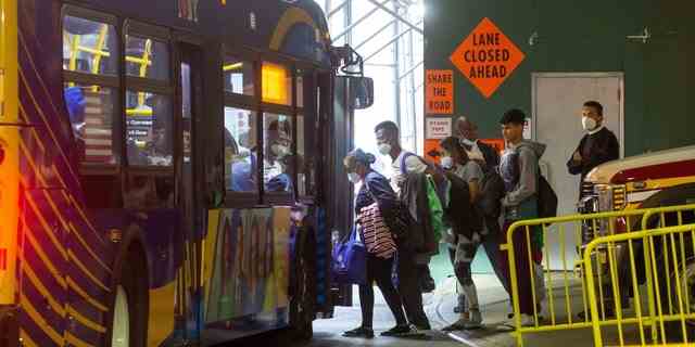 Migranten verlassen den Busbahnhof der Hafenbehörde in New York am 27. September 2022 zu einem Unterschlupf. 