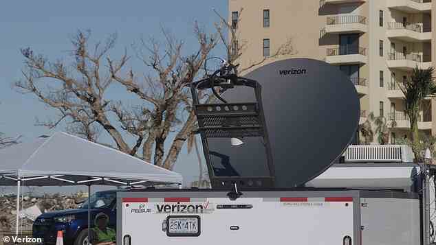 Verizon verwendet Satelliten, die das Internet aus der niedrigen Erdumlaufbahn nach unten beamen, an Anhängern befestigte Generatoren und mit Anhängern verbundene Satellitenschüsseln, um die Kommunikation zu verbessern