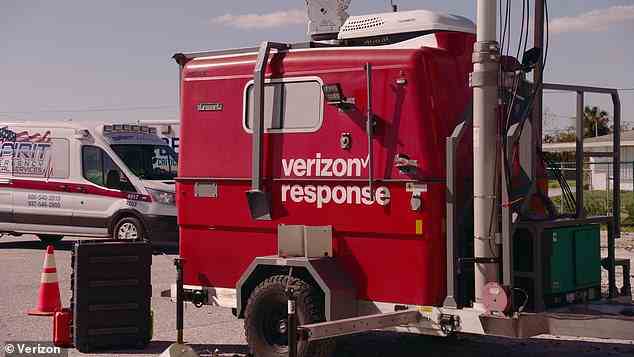 Verizon teilte DailyMail.com mit, dass es seit fast 30 Jahren Ersthelfern in Katastrophengebieten hilft