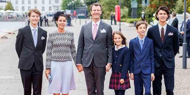 Von links: Prinz Felix von Dänemark, Prinzessin Marie von Dänemark, Prinz Joachim von Dänemark, Prinz Henrik von Dänemark und Prinz Nikolai von Dänemark kommen während des 50-jährigen Jubiläums des Beitritts Ihrer Königin Margrethe II. von Dänemark zu einem Mittagessen auf der Königlichen Yacht Dannebrog an den Thron am 10. September 2022 in Kopenhagen, Dänemark.