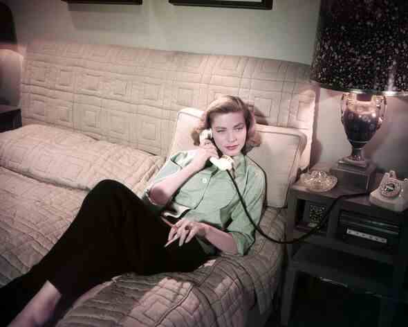 Lauren Bacall ruft 1955 an