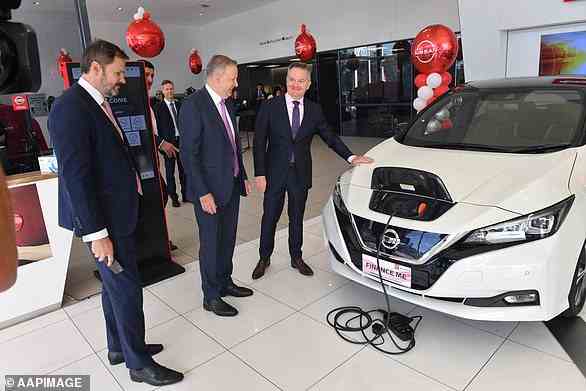 Premierminister Anthony Albanese (Mitte) plant die Einführung einer Elektrofahrzeugstrategie, die prognostiziert, dass bis 2030 89 Prozent der Neuwagenverkäufe elektrisch sein werden