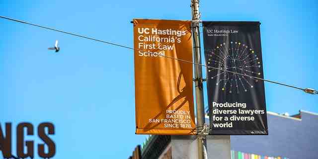 Banner des UC Hastings College of the Law sind am 27. Oktober 2021 in San Francisco, Kalifornien, USA, zu sehen. 