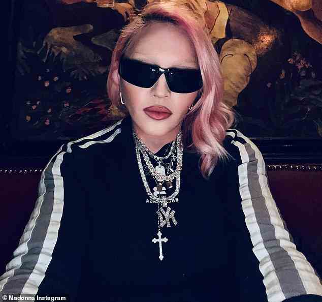 Der Look: Madonna selbst trug bei ihrer letzten Reise zum Waverly Inn einen Trainingsanzug von Balenciaga, der mit einem Gewirr von Ketten als Accessoire ausgestattet war