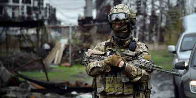 Ein russischer Soldat bewacht das Kraftwerk Luhansk in der Stadt Shchastya.