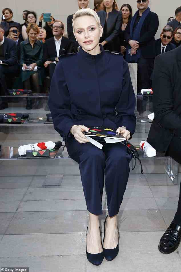 Am Samstag begeisterte sie die Fans mit ihrem Soloauftritt bei der Pariser Modewoche im Palais de Tokyo, um die Laufstegshow des Schweizer Modehauses Akris aus der ersten Reihe zu verfolgen