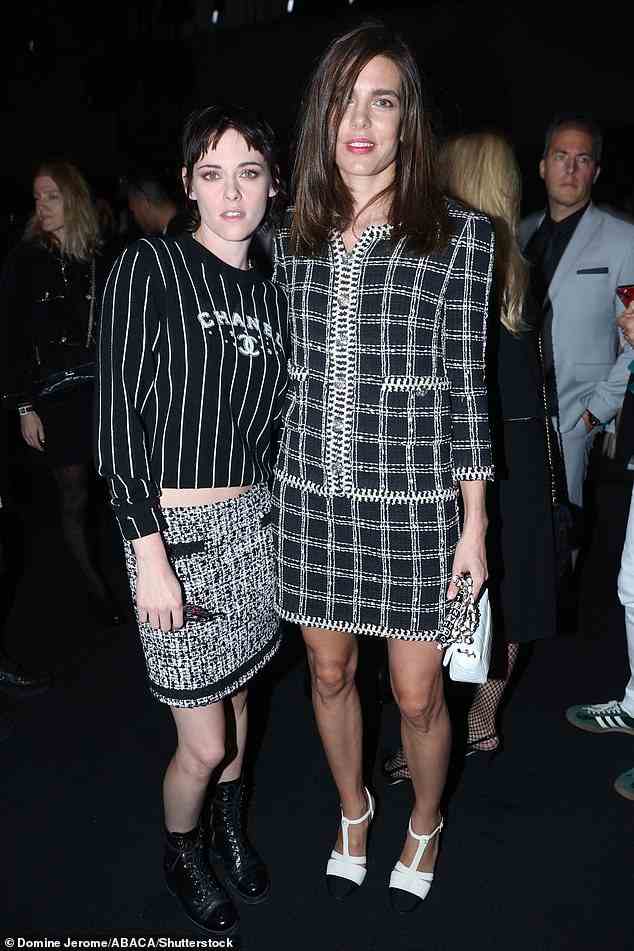 Charlotte Casighari war verblüfft in einem Tweed-Schwarz-Weiß-Ensemble, als sie mit der Schauspielerin Kristen Stewart posierte, die gestern bei einer Chanel-Show der Pariser Modewoche in der ersten Reihe saß