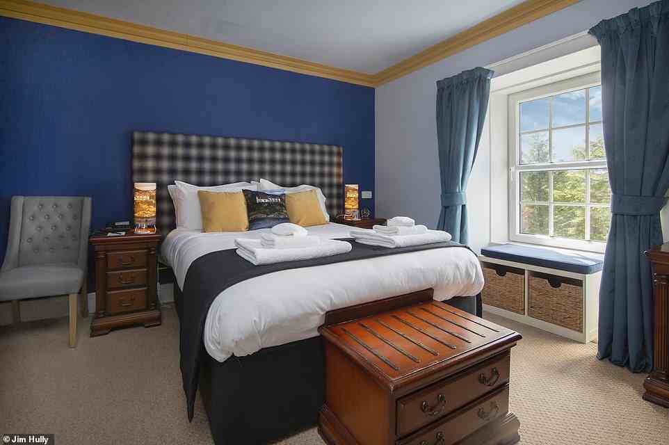 Einige Zimmer haben sogar Blick auf den See von Eddrachilles, wo B&B-Doppelzimmer ab 150 £ kosten